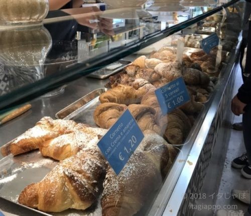 イタリアの朝食 バールにて