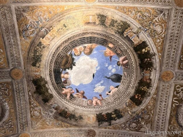 マントヴァ　Camera degli Sposi（夫婦の間/結婚の間）マンテーニャの天井画