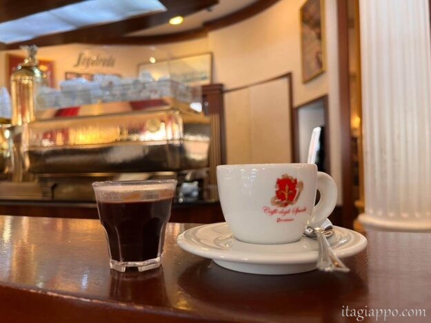 トリエステの老舗カフェCaffè degli Specchi　のカフェ