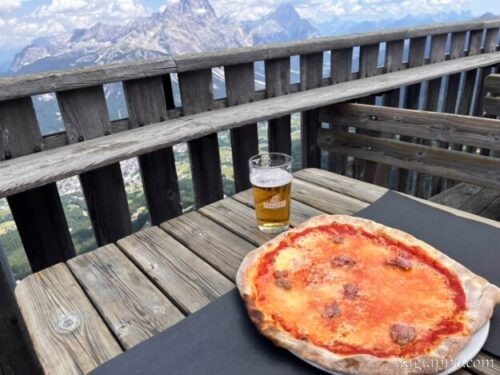 トファーナの山小屋レストランでピッツァ