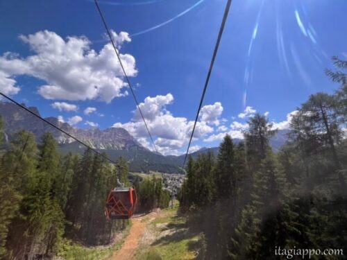 トファーナ　ロープウェイから見るコルティナの街並み